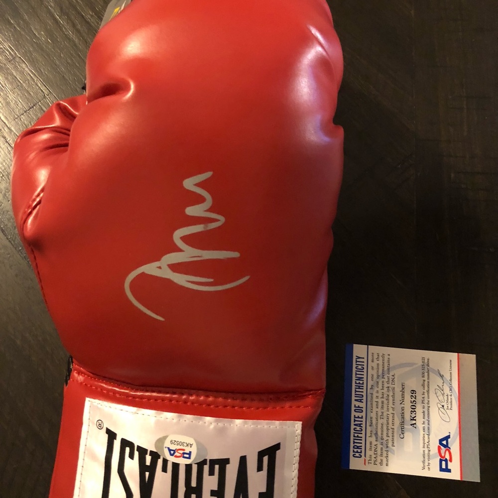 Vasyl Lomachenko Signed Glove PSA Authenticated !
